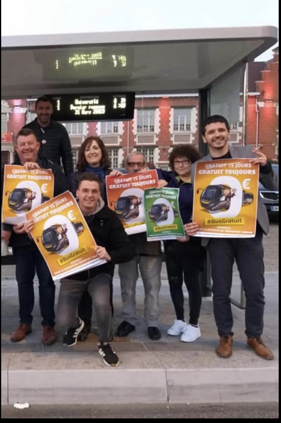 Les communistes de l'agglo de Lens-Liévin réclamant la gratuité des transports en brandissant des affichettes