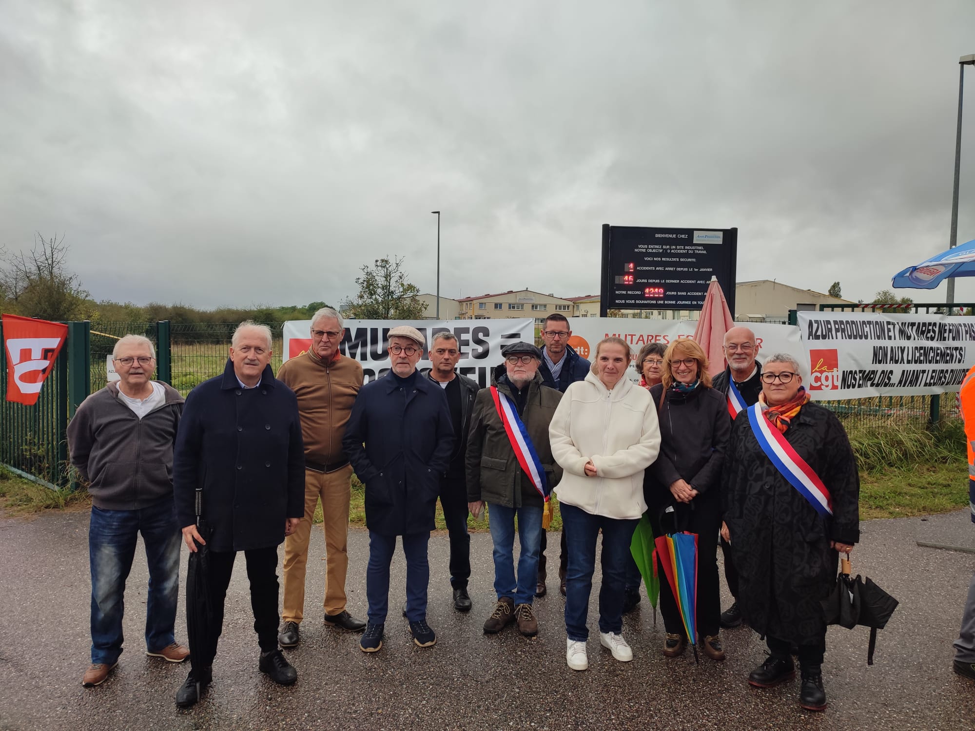Les élu·e·s communistes en délégation devant l'entreprise Azur Production
