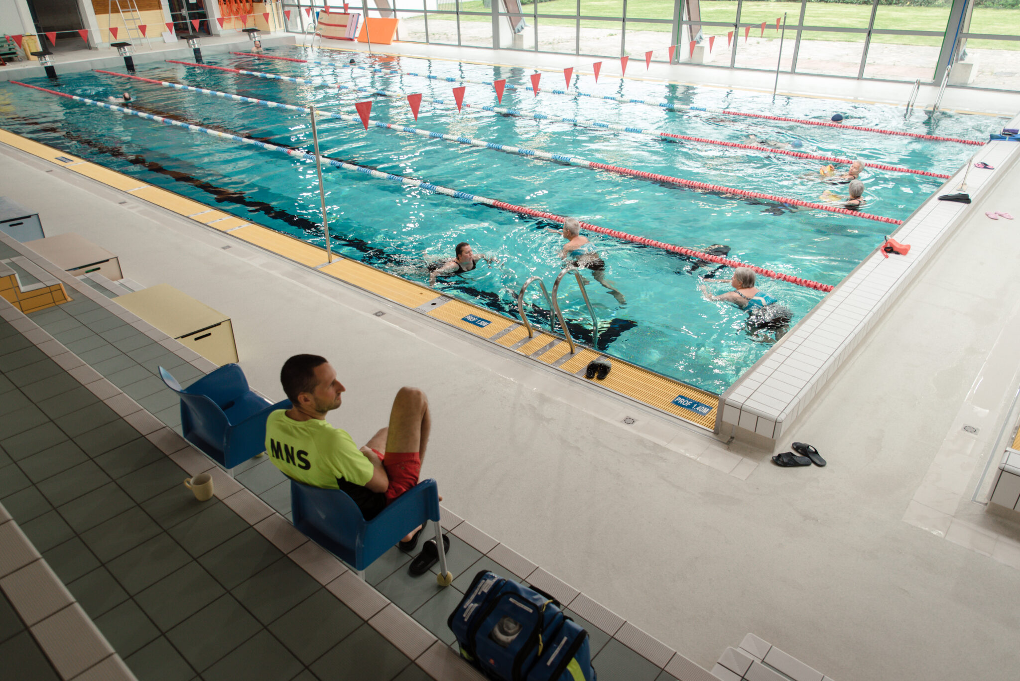 Un maître nageur surveille un bassin de natation à Saint-Étienne-du-Rouvray
